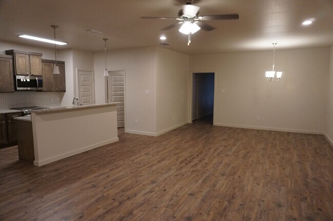 Building Photo - Luxury Two Bedroom Townhome in Abbey Glen ...