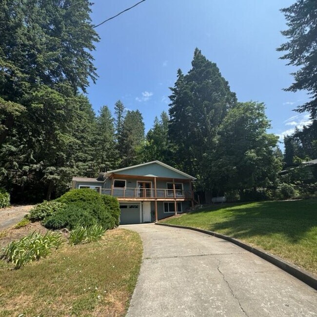 Building Photo - Beautiful lakeview home for rent