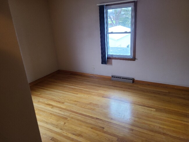 Building Photo - 215 2nd St