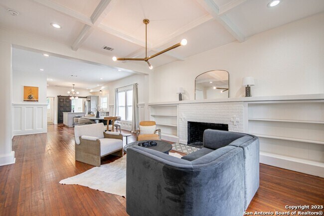 Foto del edificio - RENOVATED HISTORIC CRAFTSMAN W/ GUEST HOUSE