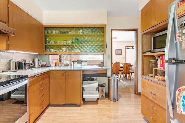 Building Photo - Charming 3-bdrm/2-bath Mid-Century ranch—A...