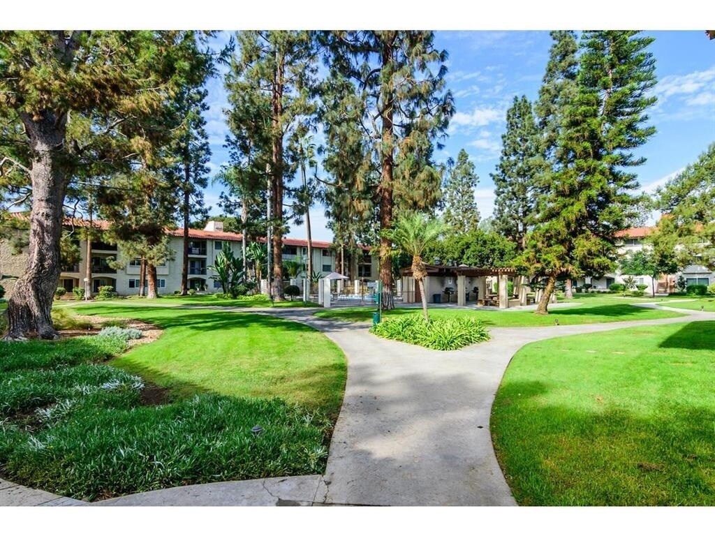 Foto principal - $2,000- 1 Bed / 1 Bath Condo located in Mi...