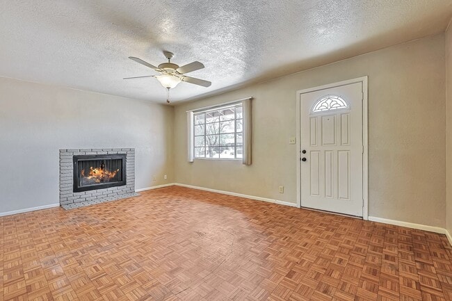 Foto del edificio - WALK TO ASU.  6 Bed 4 Bath right near campus