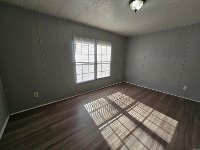 Building Photo - 301 SE 3rd St