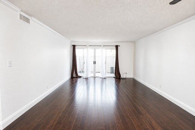 Foto del edificio - 2 Bedroom + 2 Bath Condo in Winnetka