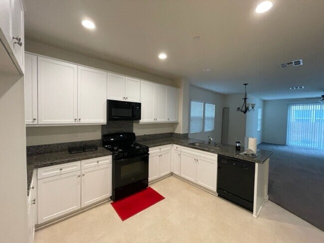 Foto del edificio - New 3.bedroom 2.5 bathroom House. Walking ...