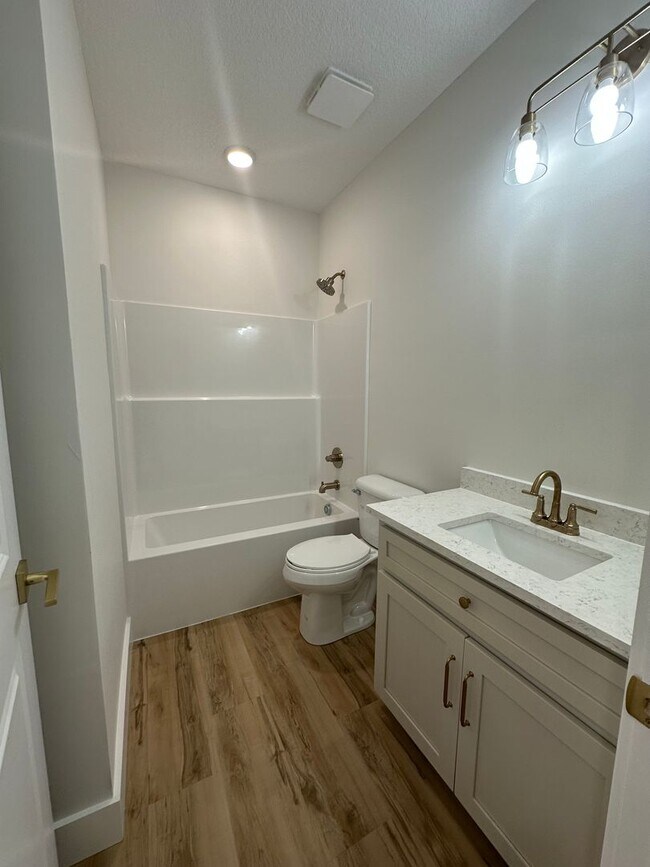 Building Photo - 3 Bed 2 Bath House