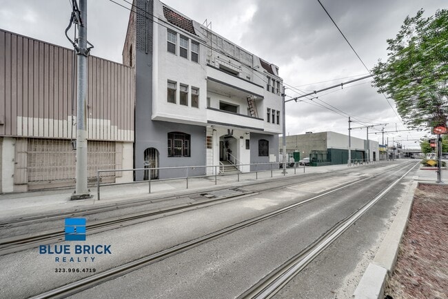 Building Photo - 1420 Flower St