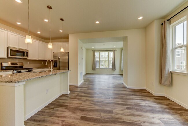 Building Photo - Newer 4 bed, 3 bath Townhome with 2 car ga...