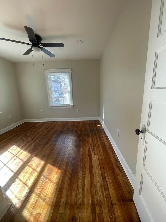 Building Photo - 713 E 2nd St