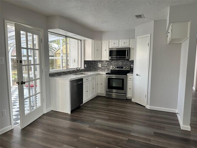 Building Photo - 21422 Highland Knolls Dr