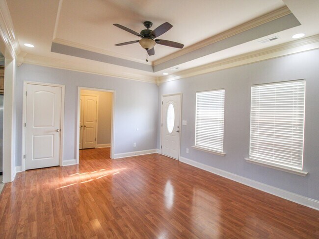 Foto del edificio - Nice home with large fenced in backyard!