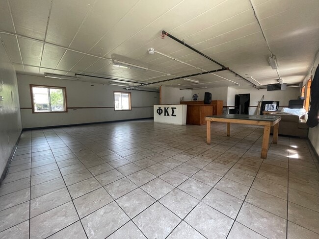 Building Photo - 924 Greenbrier Rd