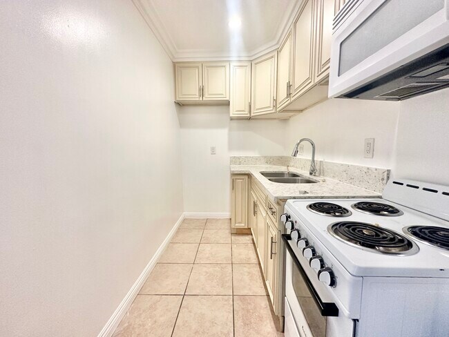 Building Photo - 14024 Oxnard St