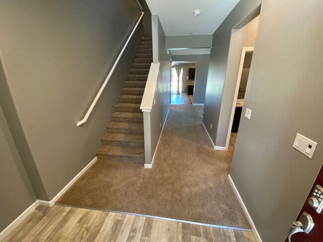 Foto del edificio - Beautiful home in desirable neighborhood for rent in Visalia CA