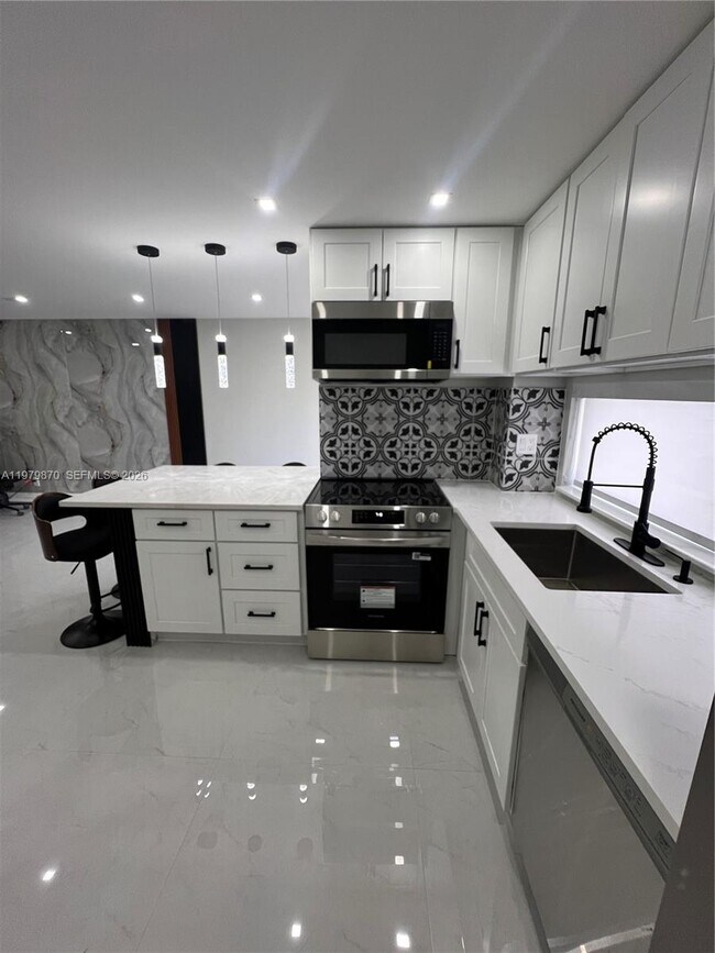 Foto del edificio - 17021 N Bay Rd