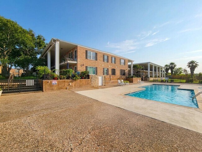 Building Photo - Charming and spacious one bedroom upstairs unit located in the courtyard by Clear Lake. New paint...