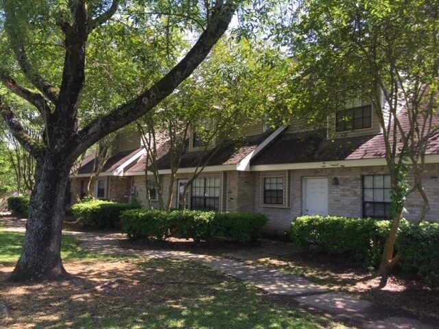 Foto principal - Big townhomes with Garages Off Perkins Rd ...