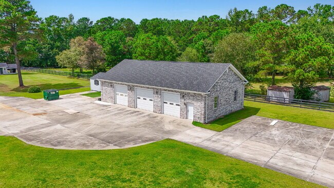 Foto del edificio - Peaceful and Luxury Living on 3+ Acres