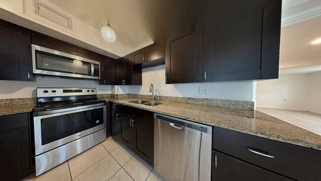 Foto del edificio - 1121 N Saturn Ave