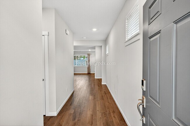 Foto del edificio - Modern 3BD | 2.5 BA Happy Valley Home On Corner Lot!