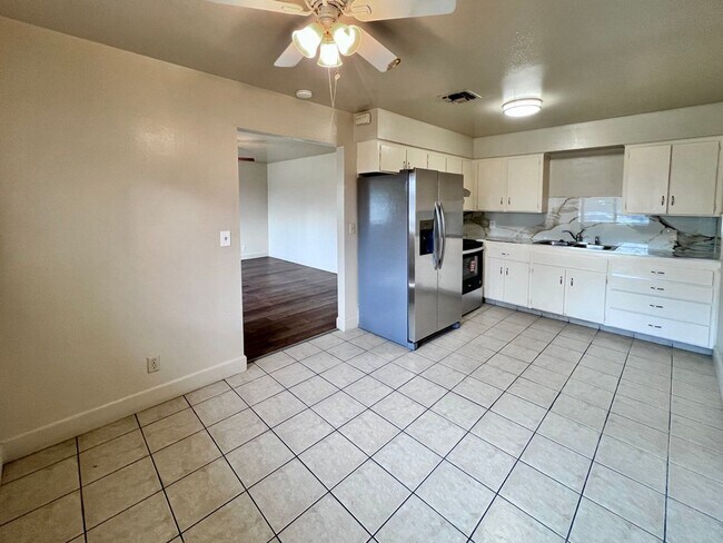 Foto del edificio - $2,050 Shields & Fowler, 4 Bedrooms - N. Purdue Ave, Fresno