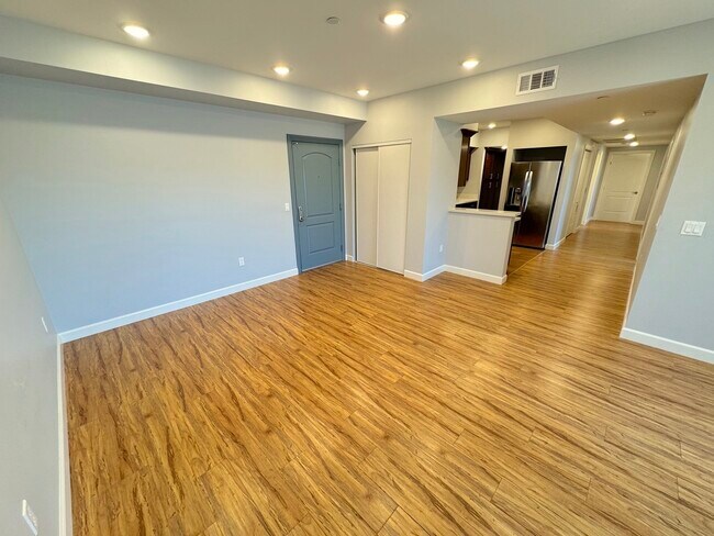 Foto del edificio - 6718 Sylmar Ave