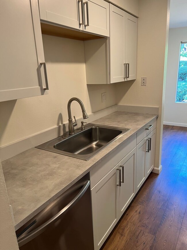 Foto del edificio - Newly renovated 2 bed x 1 bath on top floor in Kirkland!