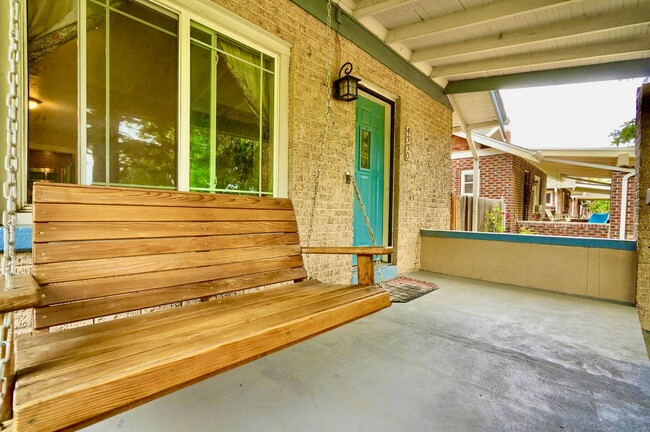 Building Photo - Charming Bungalow with Bonus Space! 4bed/2...