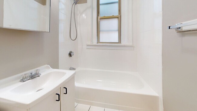 Foto del edificio - Brighton 1BR | Heat & Hot Water Included | Great Commonwealth Avenue Location