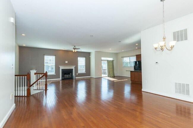 Foto del edificio - 4 bed, 3 bath Single Family Home in Charle...