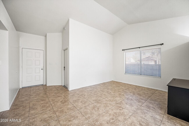 Foto del edificio - 2943 E Irwin Ave