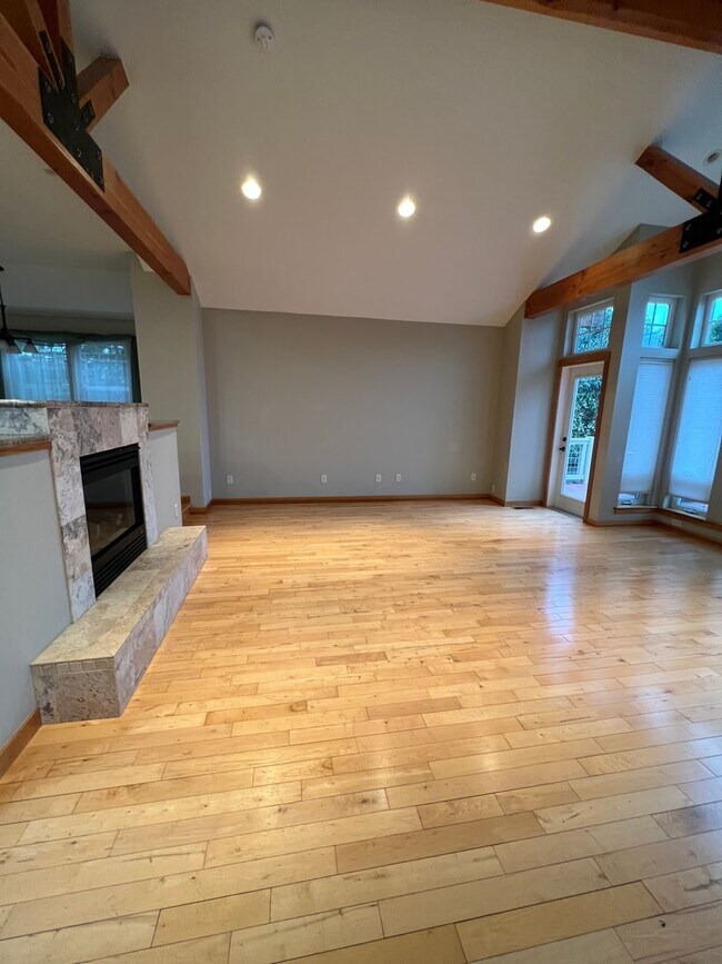 Foto del edificio - 8215 Comox Rd., Blaine