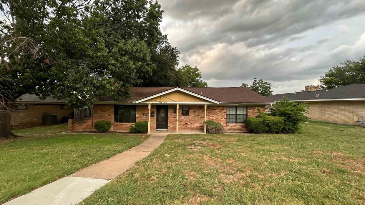 Building Photo - 830 Windsor Pl