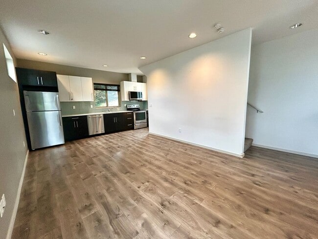 Building Photo - East Queen Anne Townhouse