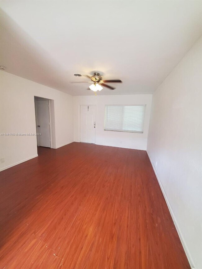 Foto del edificio - 345 NW 32nd St