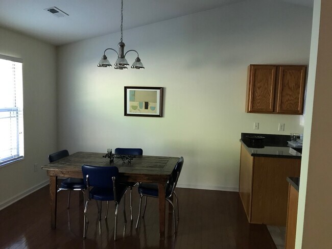 Foto del edificio - One Level 3BR/ 2BA, 2 Car Garage