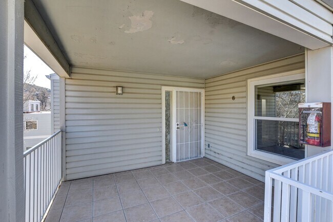Foto del edificio - 2nd floor condo close to downtown!