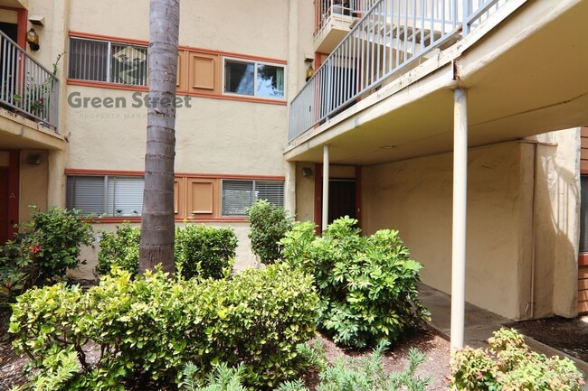 Building Photo - 6812 Hyde Park Dr