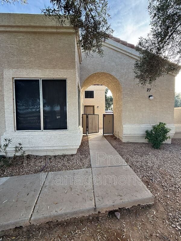 Building Photo - 1111 W Summit Pl