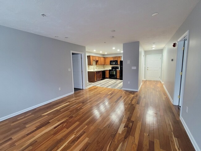 Building Photo - 70 Oak St Ext