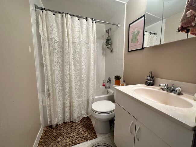 Foto del edificio - 1349 Riggs St NW