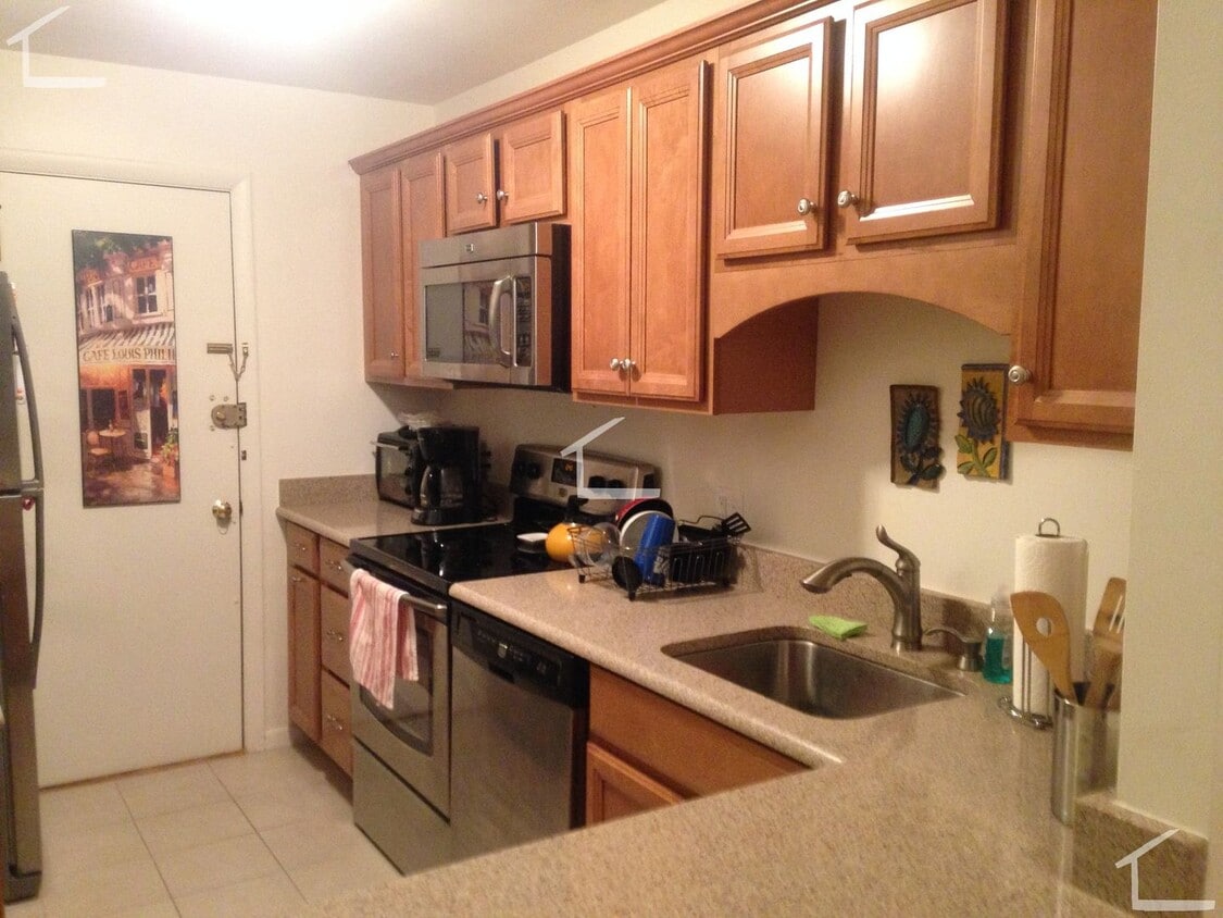 No Fee! Parking, Heat and Hot Water Included! Renovated, Sunny and Spacious! Cat Friendly! Prime... - No Fee! Parking, Heat and Hot Water Included! Renovated, Sunny and Spacious!  Cat Friendly! Prime...