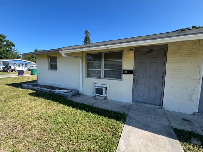 Building Photo - 2 bed room one bath duplex