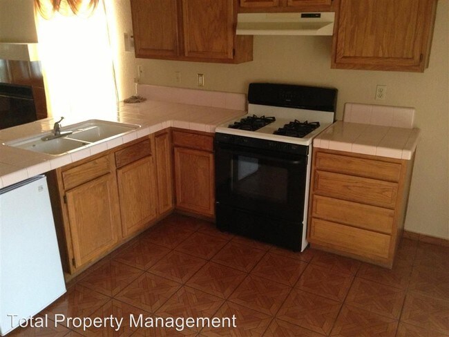 Foto del edificio - 3 br, 2 bath House - 925 Petunia St.
