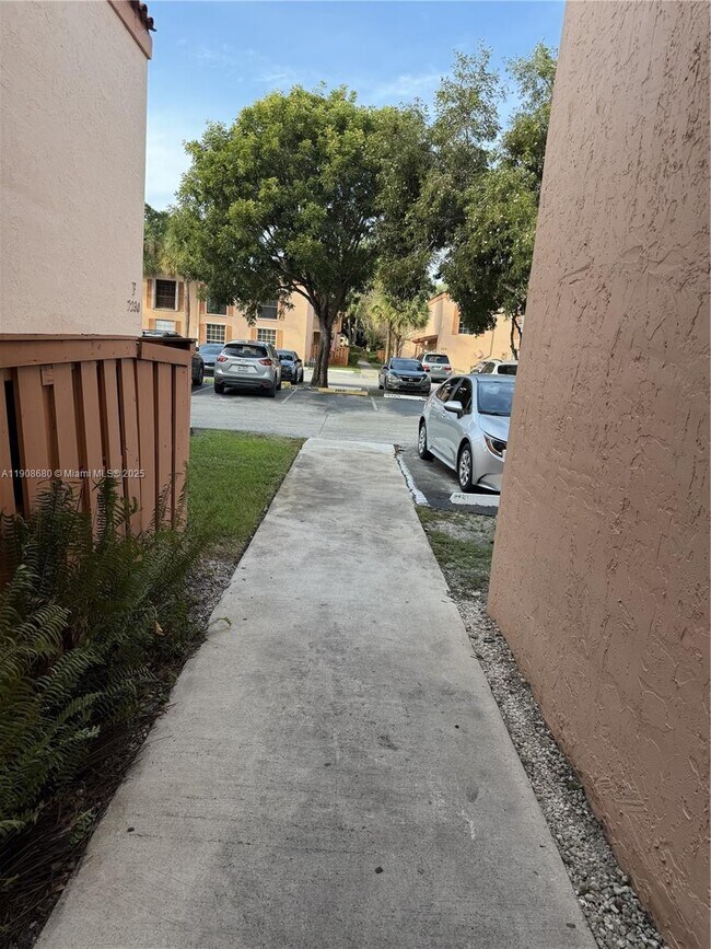 Foto del edificio - 7230 Fairway Dr