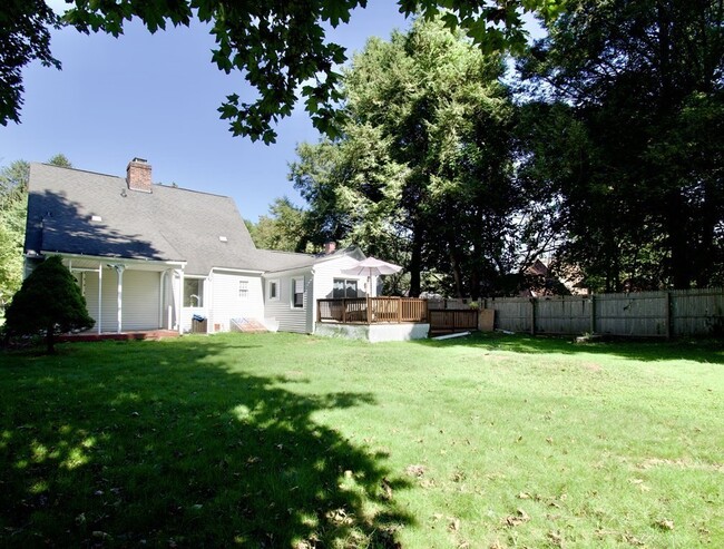 Building Photo - 1617 Plumtree Rd