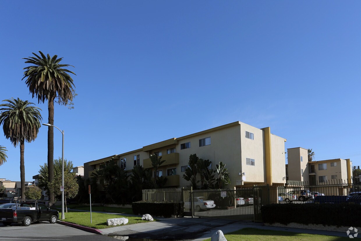 University Manor Apartments in Los Angeles, CA