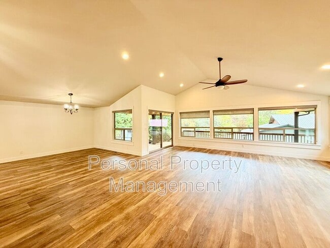 Foto del edificio - 16205 NE Leaper Rd