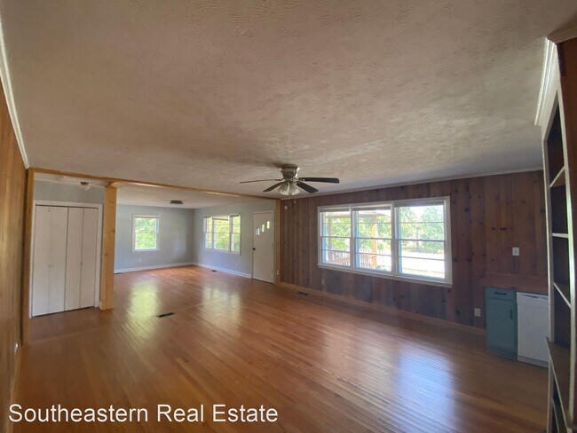 Building Photo - 3 br, 1 bath House - 21424 NC hwy 53 E